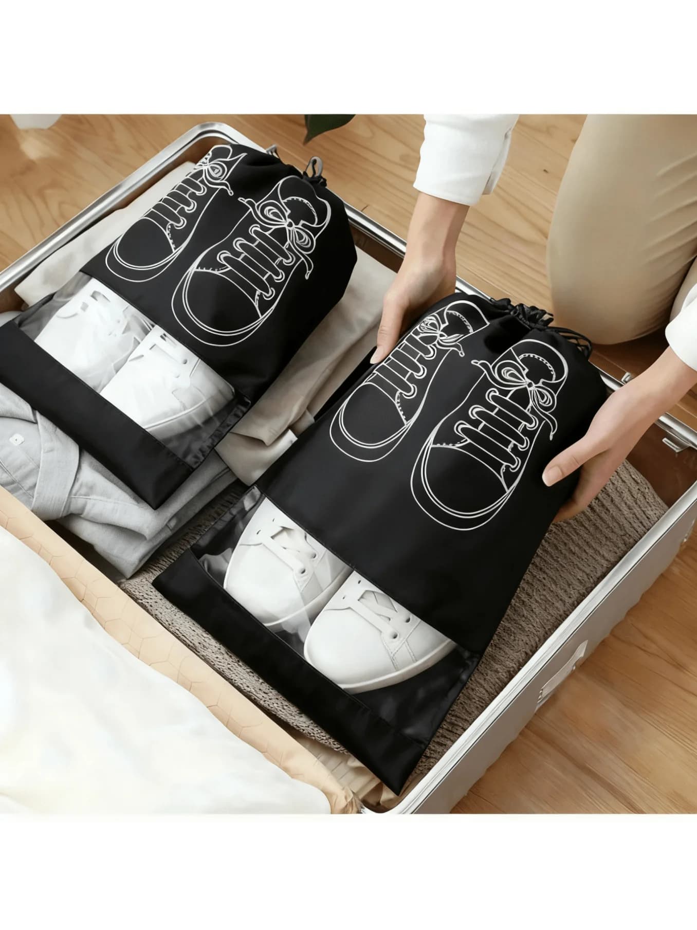 Una borsa compatta per riporre e organizzare gli oggetti da viaggio, una borsa per scarpe portatile e robusta - che offre protezione portatile per le scarpe.