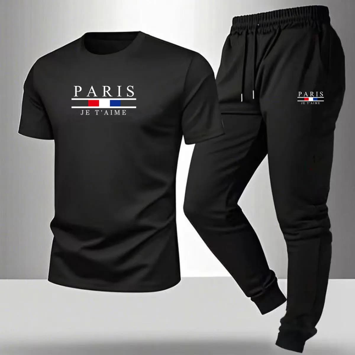 Completo sportivo casual da uomo, t-shirt a maniche corte con stampa e girocollo, e pantaloni lunghi, adatti per l'uso all'aperto.