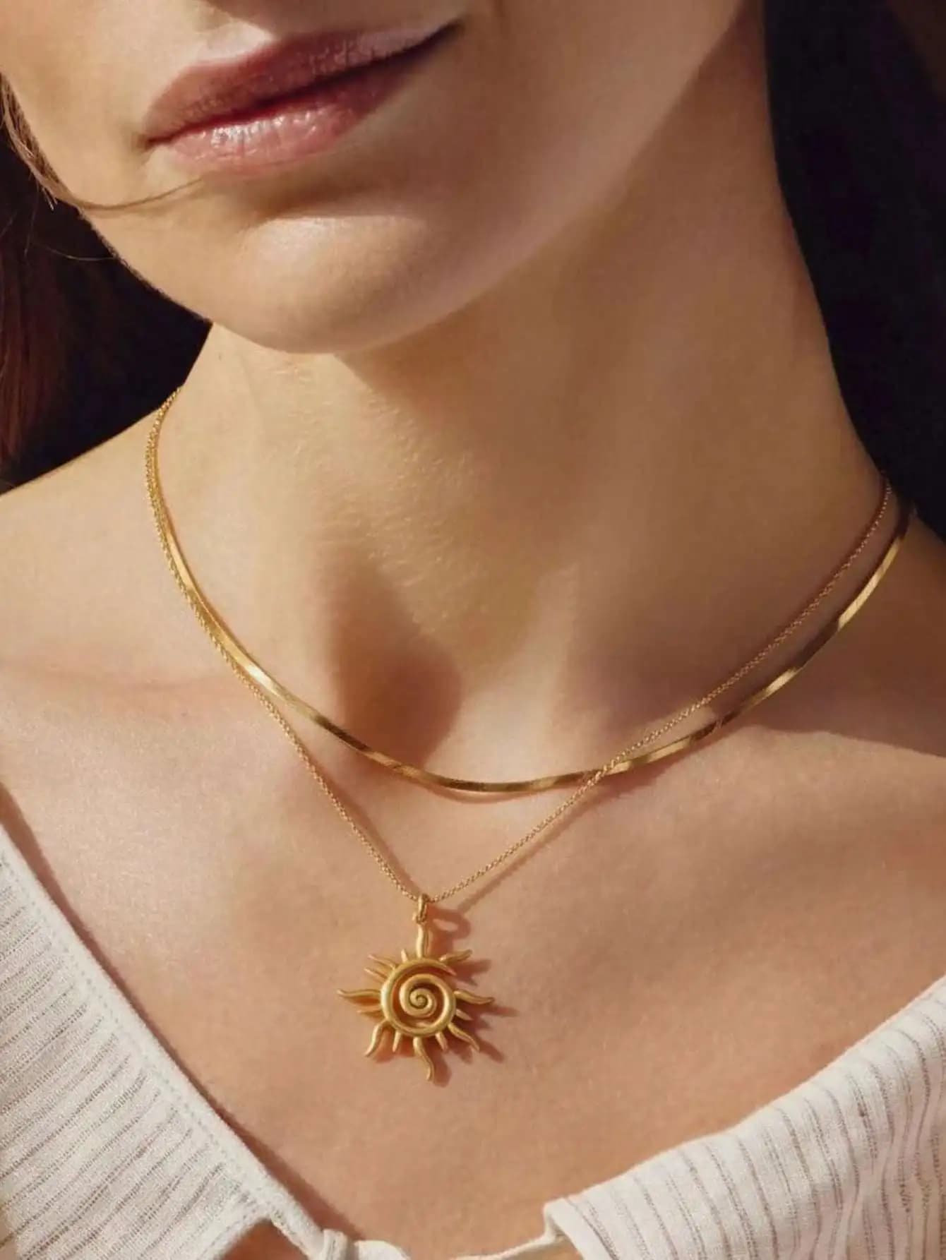 Simple 18K Gold Plated Stainless Steel Sunburst Pendant Necklace, Delicate Sun Ray Collarbone Chain for Women, Summer Wear Jewelry