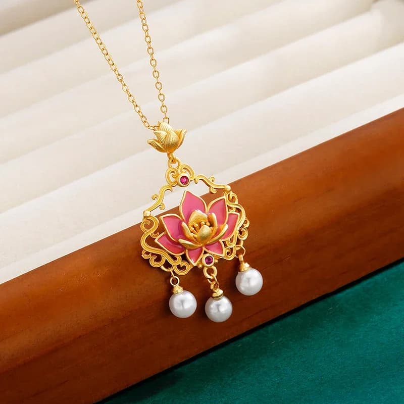 Collana con fiore di loto con lucchetto della pace illuminato al luna, stagno di loto dorato, semplice ciondolo con nappa di perle femminili, catena con clavicola in polvere di miele blu