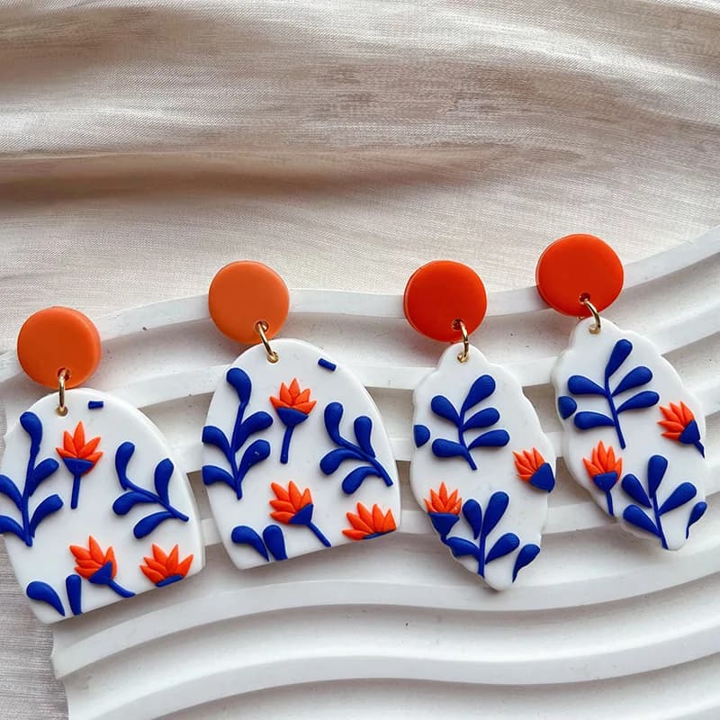 Orecchini fatti a mano in argilla polimerica con fiori da donna, orecchini con fiori in ceramica morbida da donna