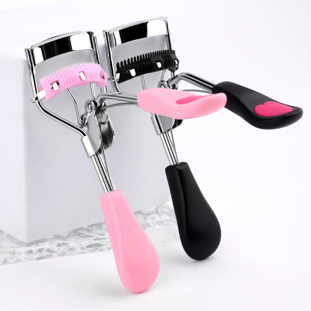 The comfortable 2-piece heart-shaped eyelash clip makes more lashes and long-lasting, suitable for beginners