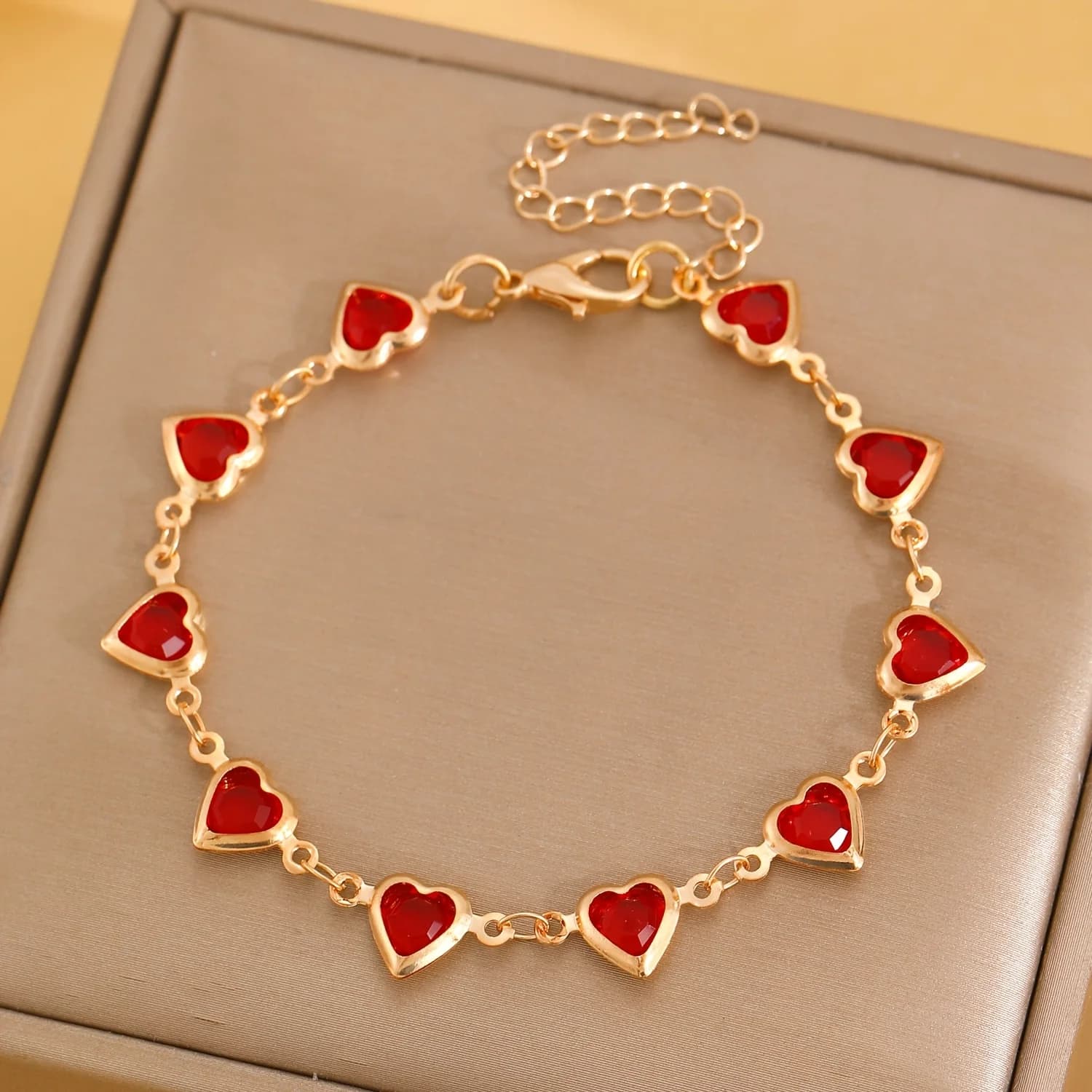 Exquisite red heart-shaped bracelet, charming crystal bracelet, women's casual and versatile everyday party jewelry