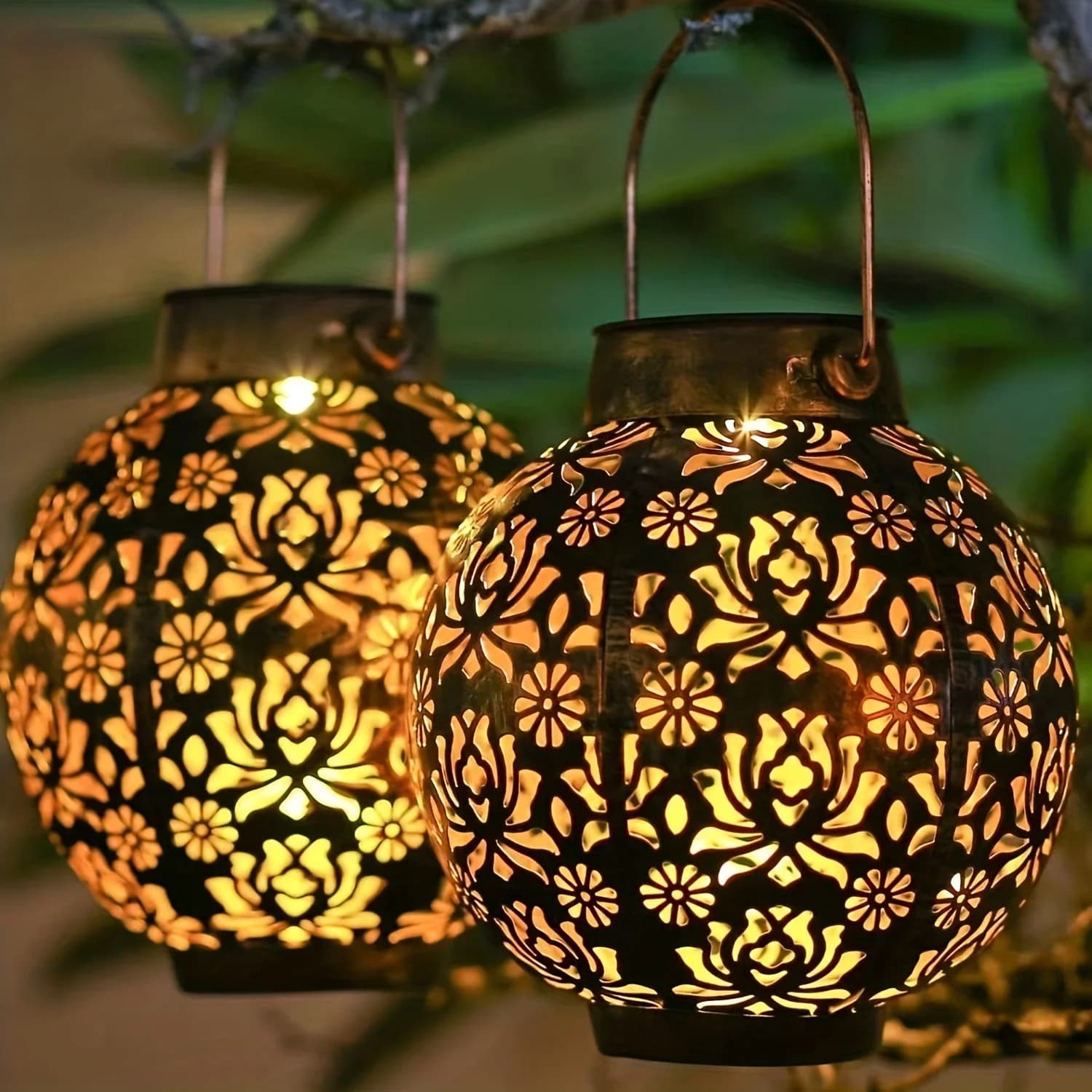 Lanterna solare metallica sospesa Luci da giardino a LED Luce notturna di Natale per decorazioni da tavolo per patio esterno, prato, cortile