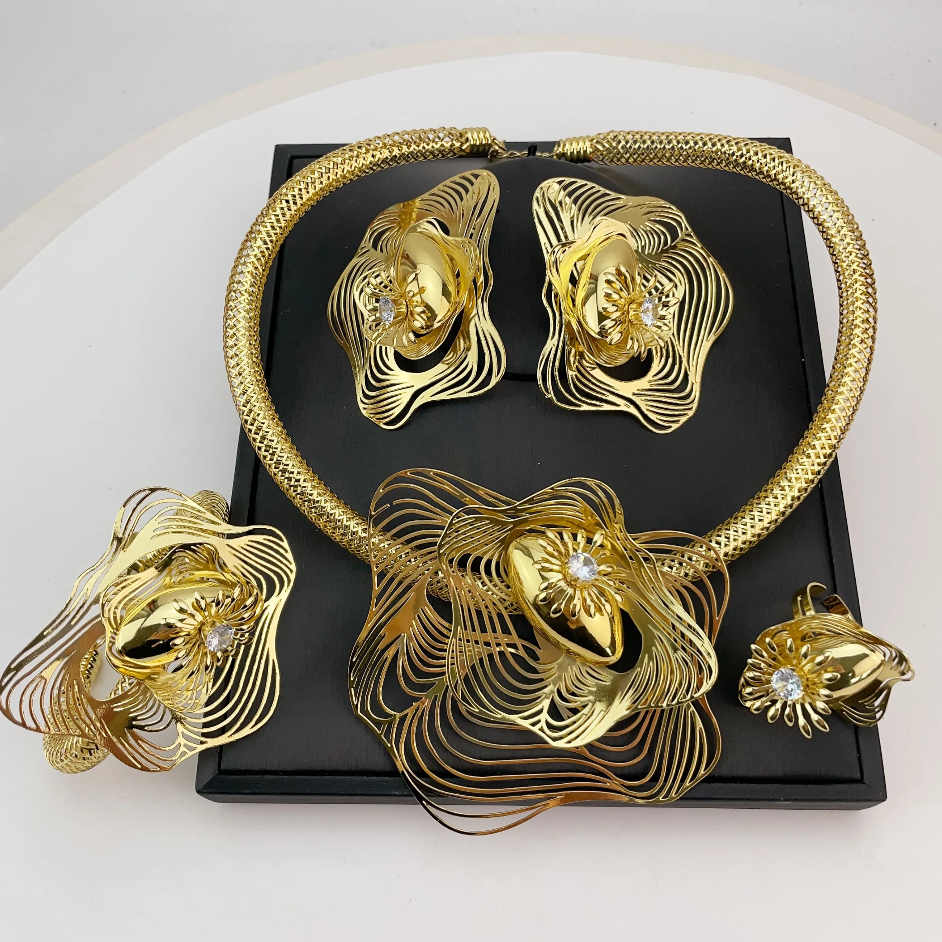 Set di gioielli di moda di nuova tendenza Set di braccialetti per orecchini a forma di cuore Set di gioielli da sposa per feste da donna FHK24316