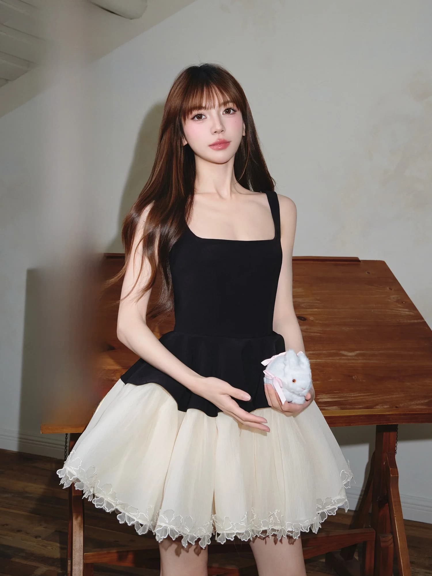 Elegante Abito Estivo da Donna con Ricami e Volant, Scollo Quadrato, Senza Maniche, in Tulle Voluminoso, in Misto Poliestere Spandex di Peso Medio