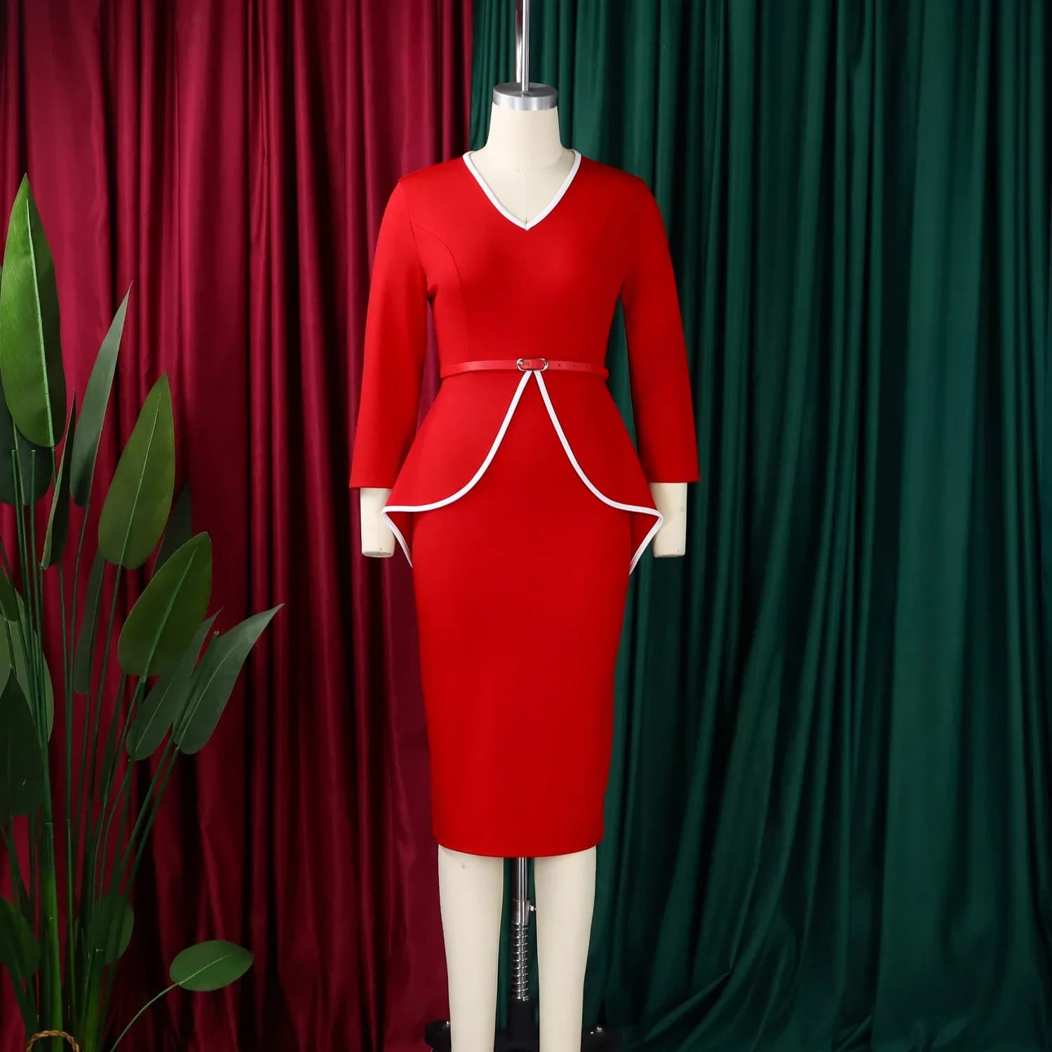 Abito estivo elegante con volant e applicazioni aderente a tubino con cintura Abiti medi classici da ufficio da donna