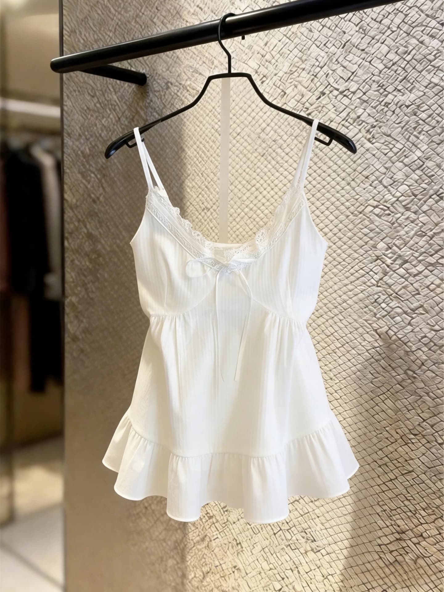 Sexy V-Neck Lace Patchwork Strapless Crop Top Women's Summer 2026 New Knot Waist-Cinching Sleeveless Blouse