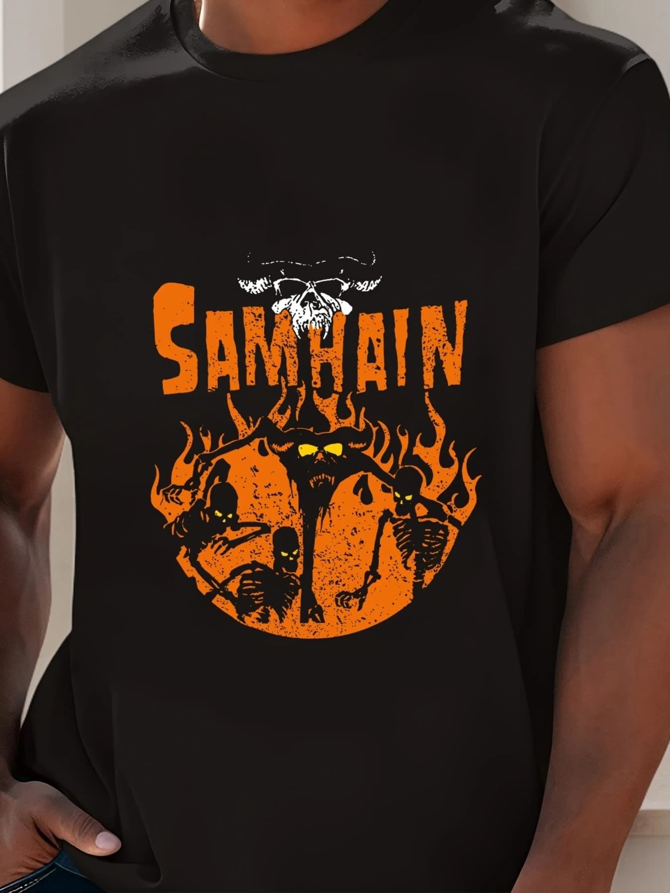 T-shirt grafica "Samhain" da uomo - T-shirt casual in cotone nero con design a fiamma gialla arancione, girocollo a maniche corte per l'estate
