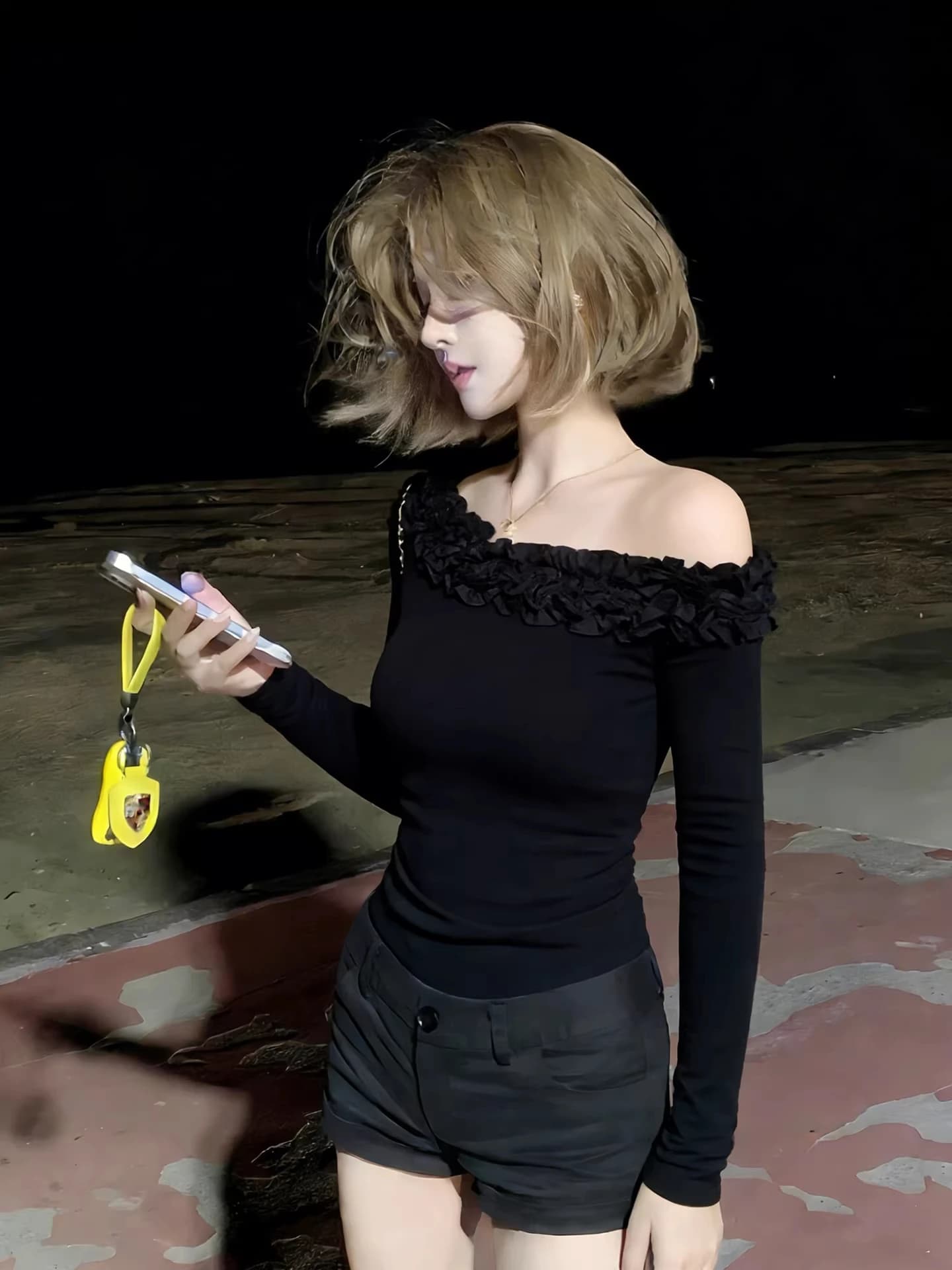 Black Long Sleeve Slim Fit Short T-Shirt Women's Early Spring Waist Cinching One Shoulder Design Sexy Short Top Casual Style