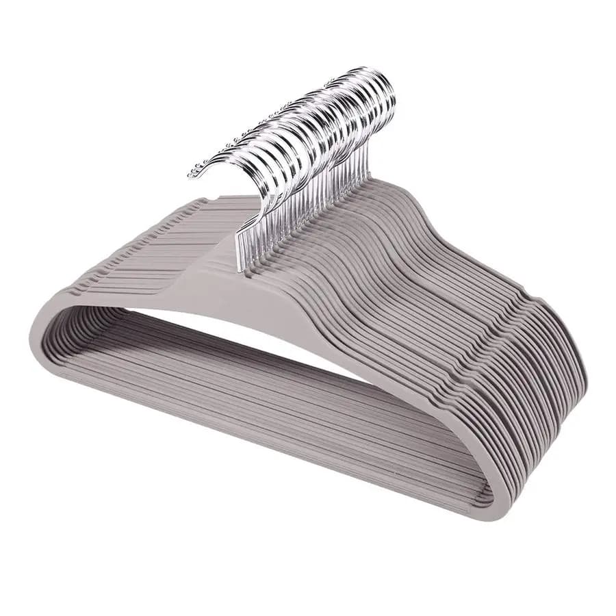 Confezione da 30 grucce gommate con impugnatura antiscivolo, grucce in plastica durevoli per tutti i vestiti, design con intaglio ultrasottile, larghezza 15,7