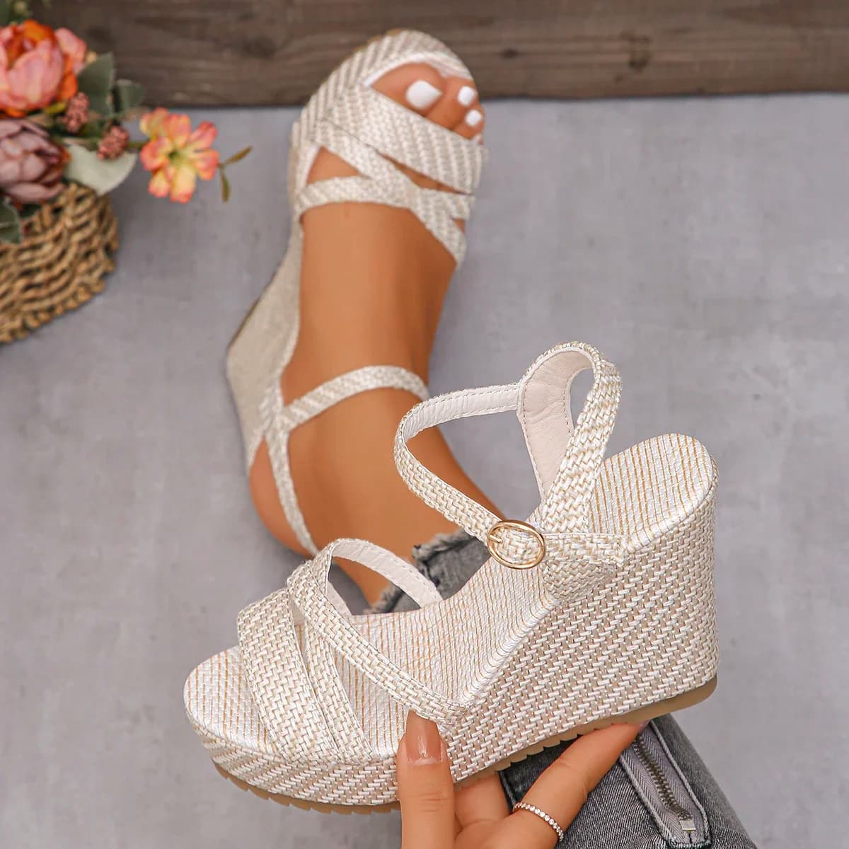 Sandali da donna 2025 Sandali di nuova moda Scarpe con zeppa impermeabili con plateau Sandali romani con suola spessa Scarpe da donna di grandi dimensioni