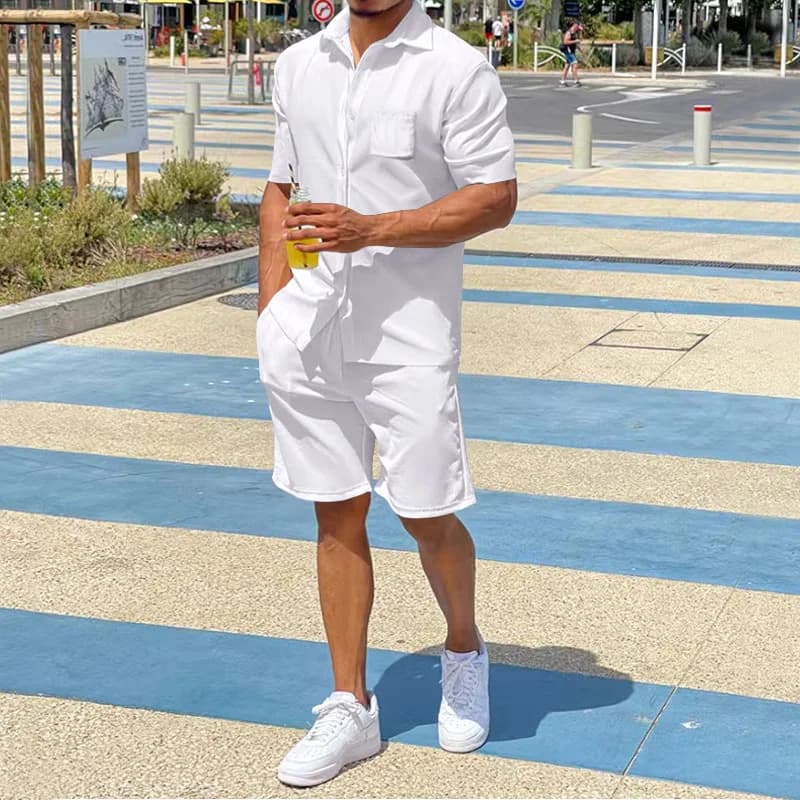 Completo estivo da uomo a due pezzi con camicia casual a maniche corte con bottoni e pantaloncini corti