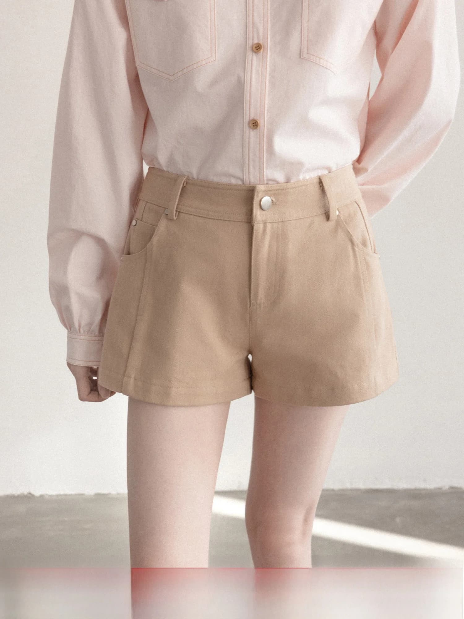 Pantaloncini Casual da Donna a Vita Alta Gamba Dritta Color Kaki, Collezione Primavera 2026, Versatili, Stile Casual, Fantasia Semplice, in Cotone