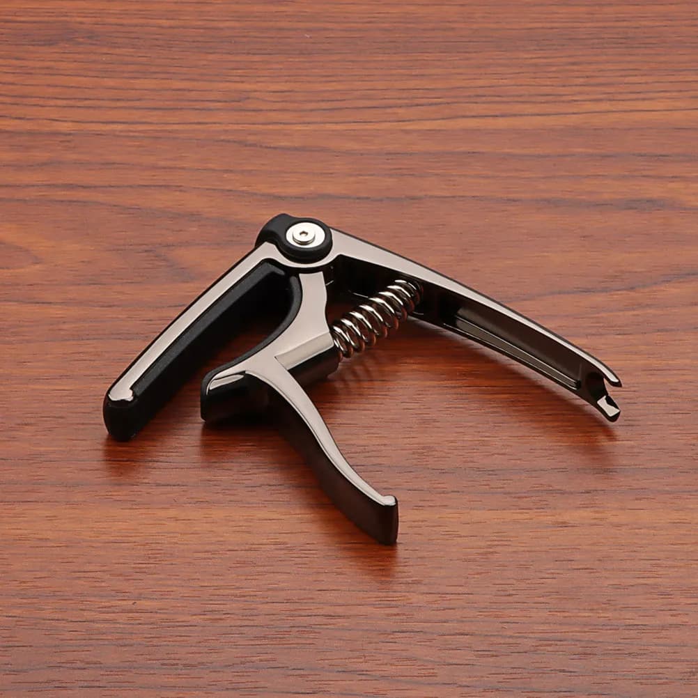 Capotasto Nero per Chitarra Acustica, Elettrica, Classica e Ukulele - Tensione Regolabile, Design Ergonomico, Elegante per Musicisti