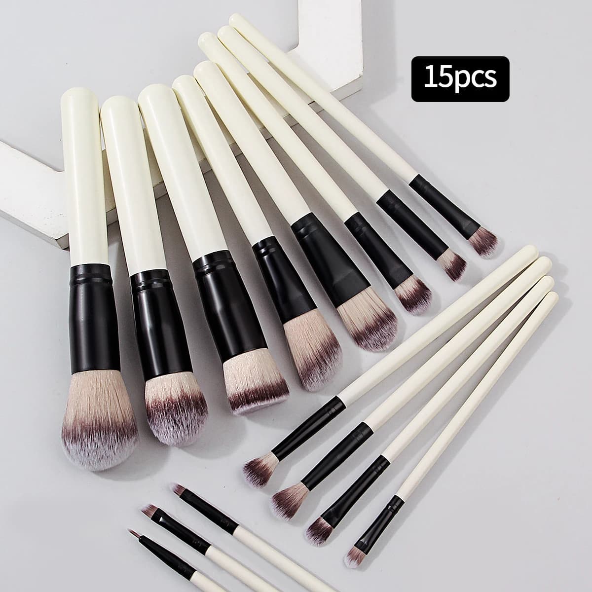 Set of premium 15-piece makeup brushes Bottom brush with shading details Soft bristles brushes for school travel beginners