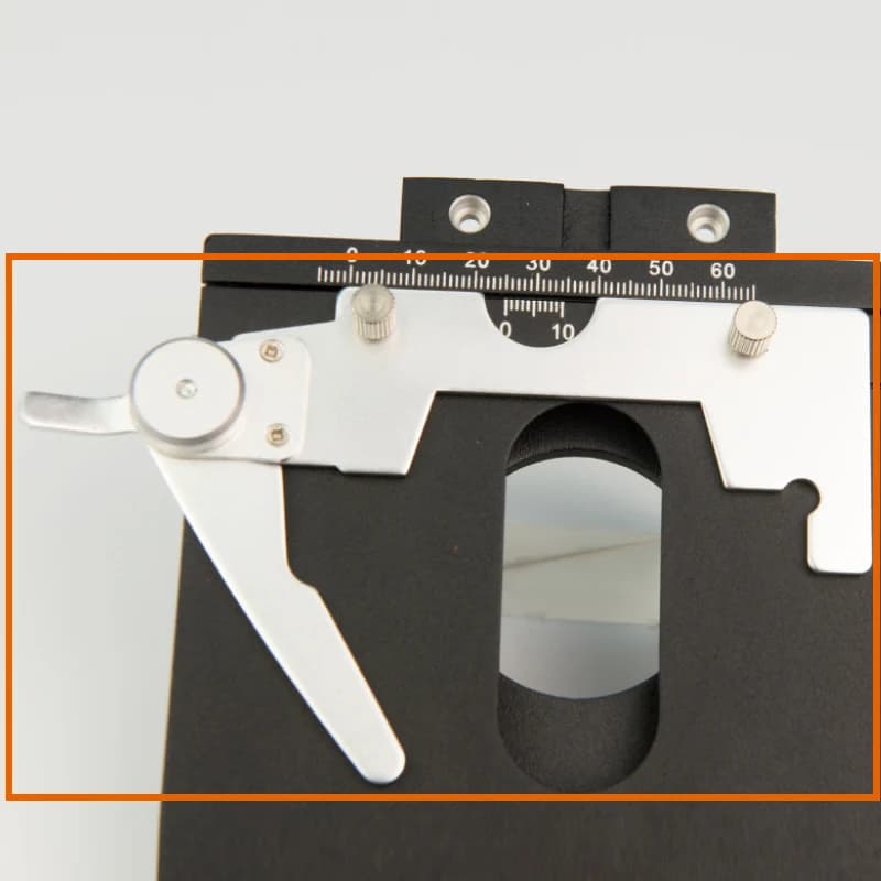 Microscopio biologico Doppio strato Palcoscenico meccanico Piattaforma mobile Porta campioni Clip per diapositive Accessori Parti