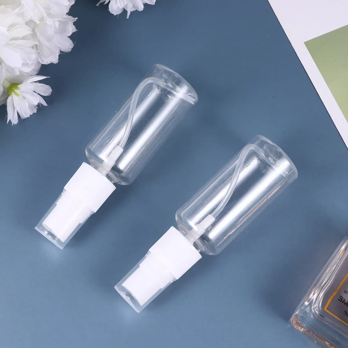 Set di 14 flaconi dispenser in plastica con imbuto, flaconi spray ricaricabili premium per viaggi, ideali per profumi, creme e lozioni.