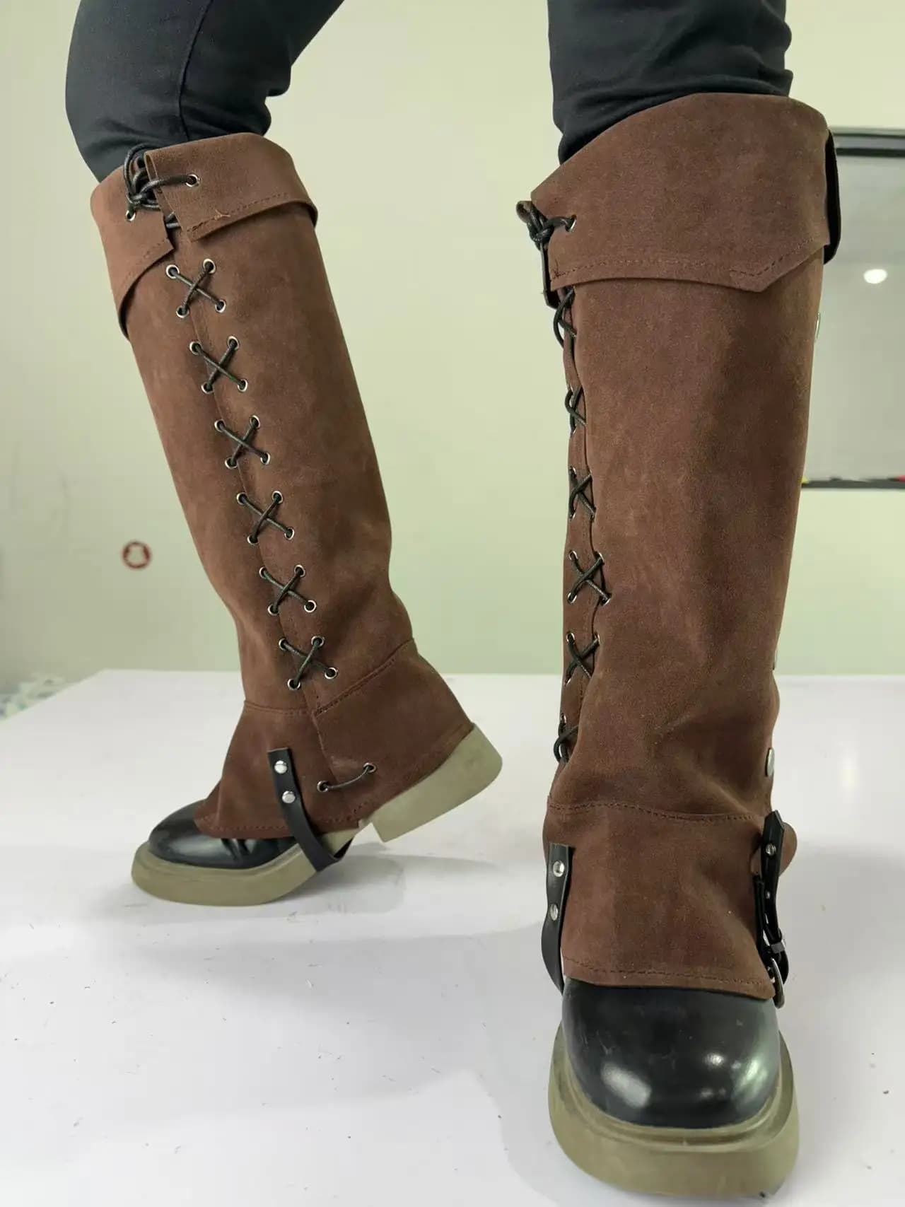 Copriscarpe da pirata marroni adatti per accessori di abbigliamento medievale e steampunk, in poliestere leggero con texture senza bolle.