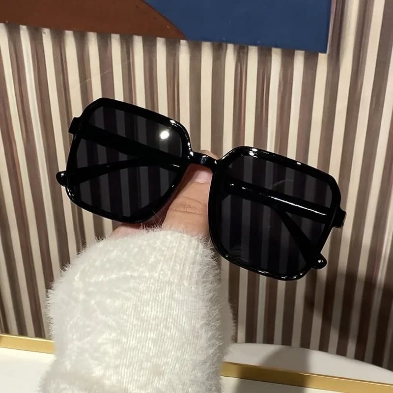 Occhiali da donna quadrati, dal design semplice e raffinato, di alta gamma, alla moda, versatili per l'uso quotidiano.