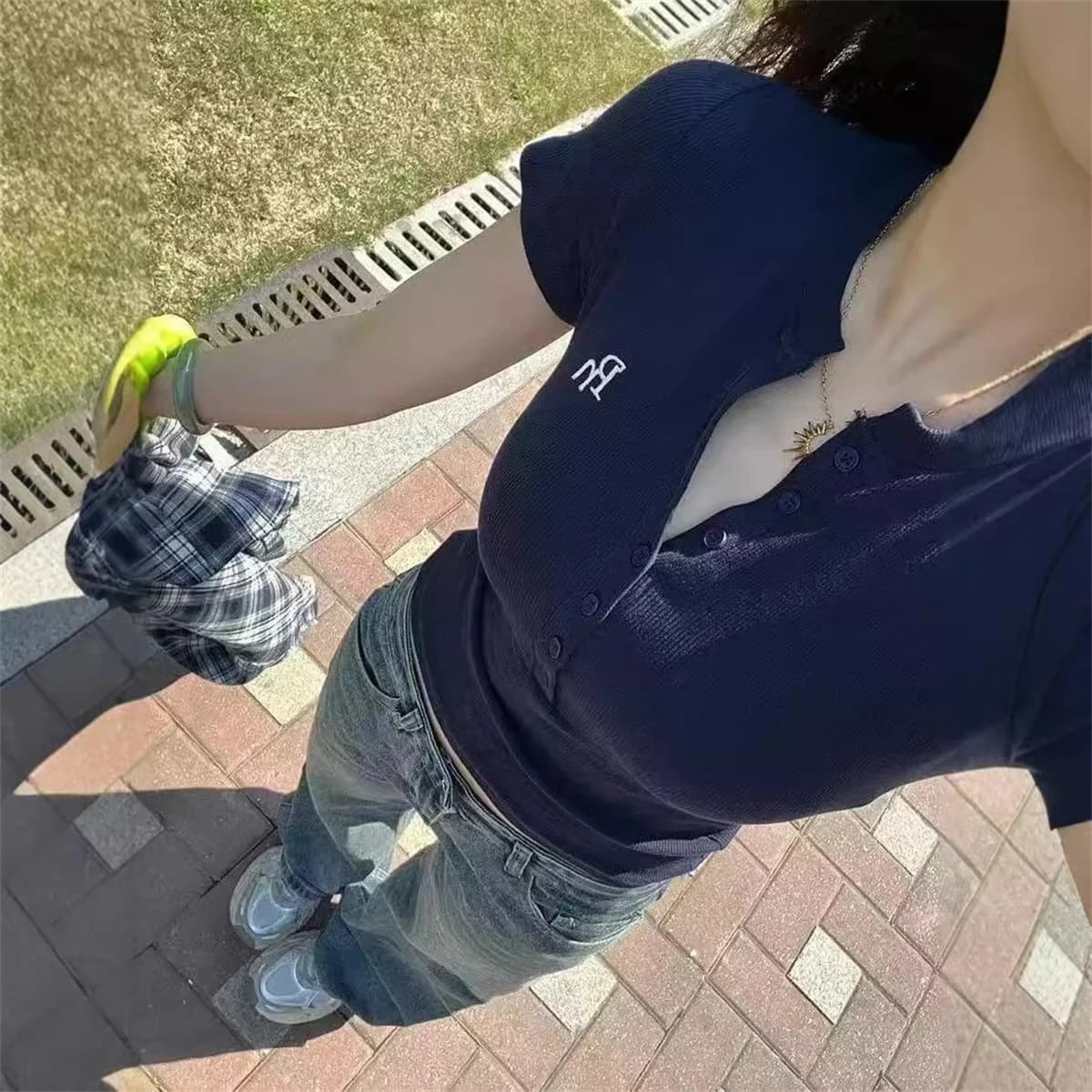 T-shirt Estiva Coreana da Donna con Scollo a V, Maniche Corte, Slim Elasticizzata, Crop Top Aderente - Nuova Collezione Estate 2026, T-shirt Casual a Maniche Corte