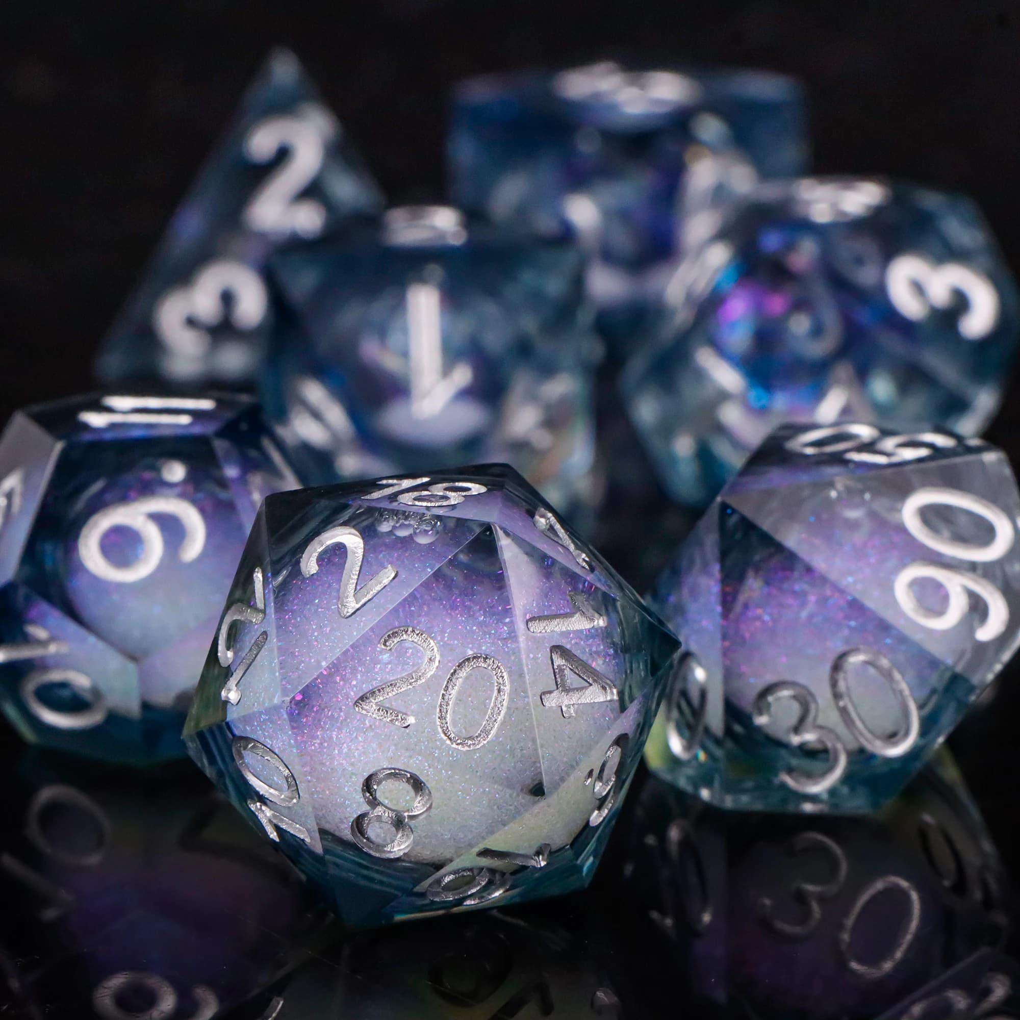 Set di Dadi DND 7 Pezzi con Nucleo Liquido e Bordi Affilati, Fatti a Mano per Dungeons and Dragons, Giochi di Ruolo e MTG