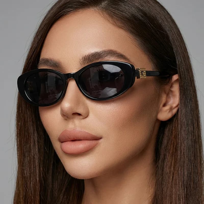 Occhiali protettivi Nuovi occhiali da sole Cat Eye piccoli da donna Decorazione con rivetti Occhiali da sole alla moda Occhiali da vista stile donna di lusso UV400