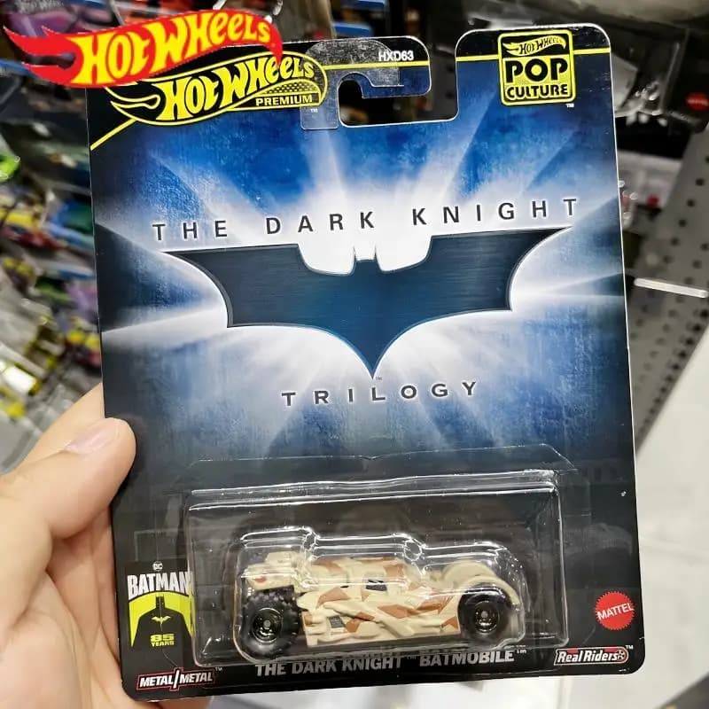 Modellino Auto Hot Wheels Premium Pop Culture 1/64, Ornamento The Dark Knight Batmobile, Giocattoli da Collezione, Regali di Compleanno per Ragazzi