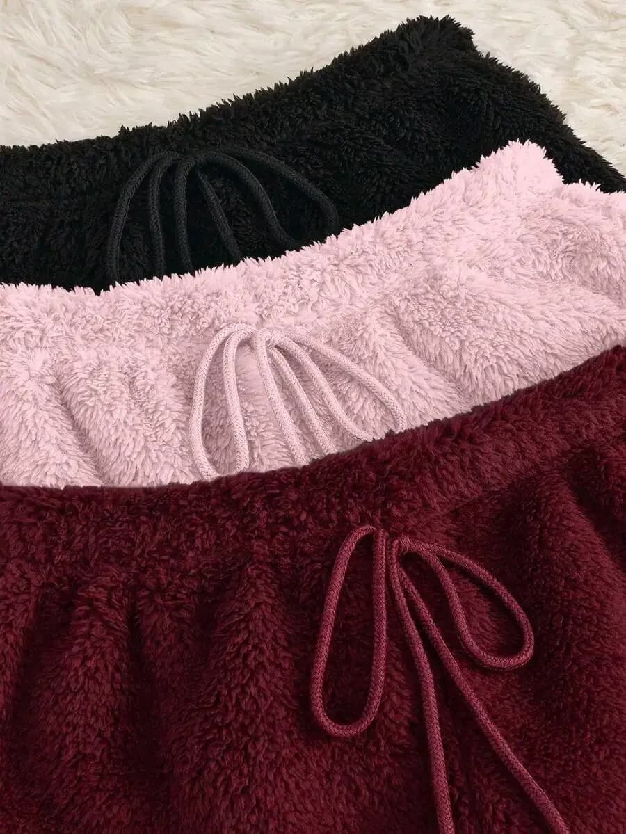 Pantaloncini da casa in pile soffice da donna con dettagli ricamati con lettere – Comodi pantaloni invernali per dormire e per il tempo libero