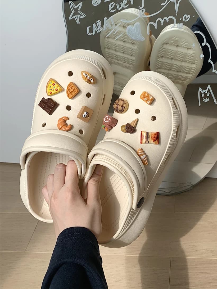 Ciabatte alla moda con tacco spesso da donna, nuove estive, resistenti all'usura, antiscivolo, con fori, design casual traforato