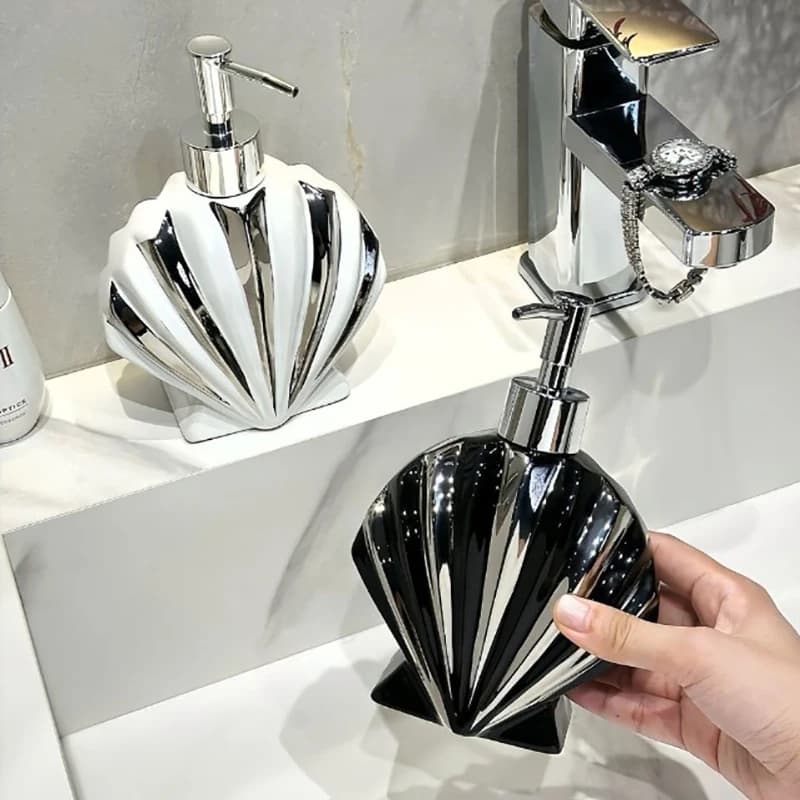 Bottiglia per lozione europea con guscio in ceramica Porta spazzolino conchiglia in bianco e nero Squisita bottiglia per shampoo e toner da bagno