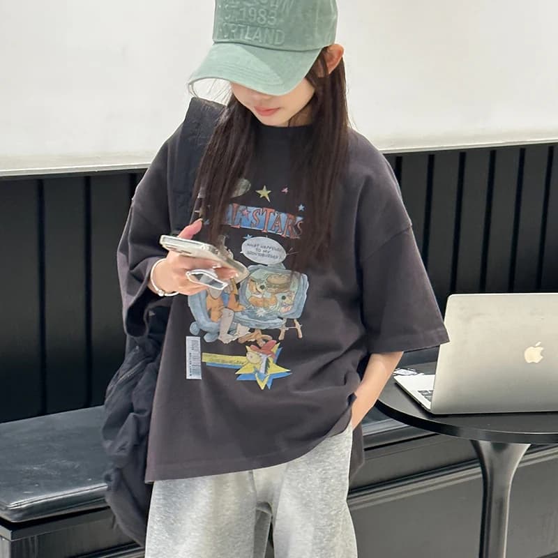 T-shirt a maniche corte da bambina per l'estate, stile coreano per bambini grandi, top in cotone ampio e alla moda per bambini.