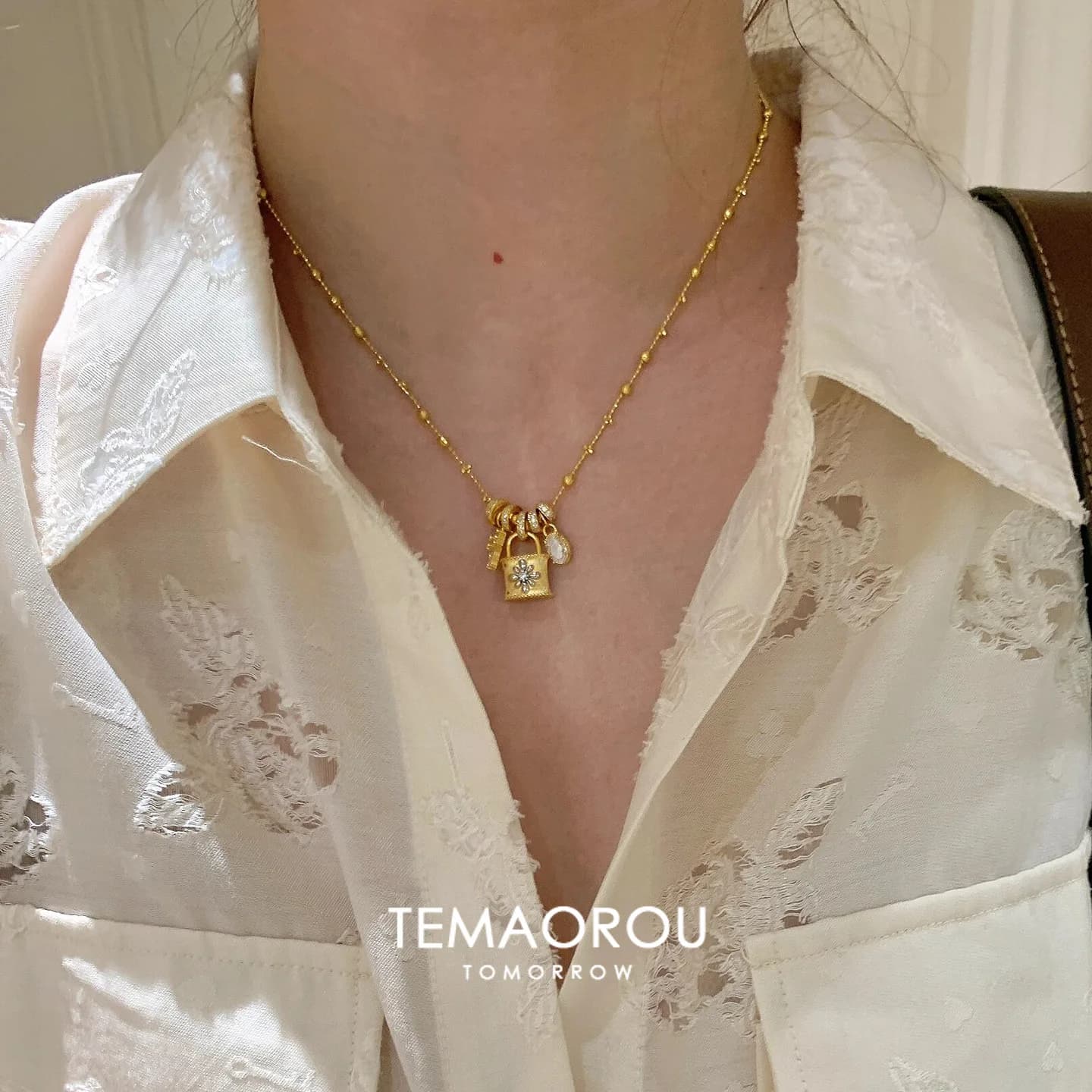 Collana scintillante con piccola lucchetto color oro Collana con ciondolo a forma di croce di lusso leggero e creativo per regali di compleanno per le donne