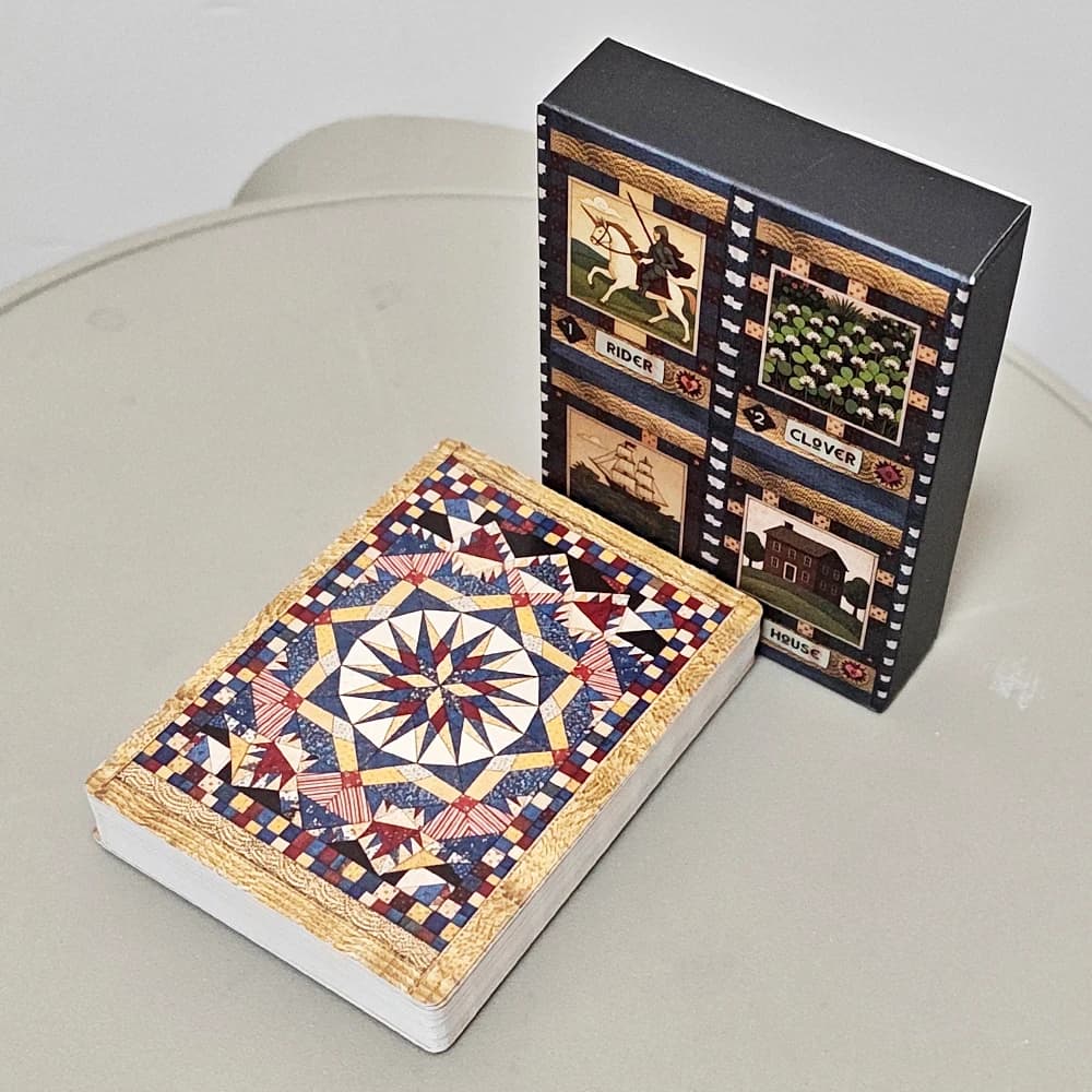 Country Quilts Lenormand Deck 9*6cm, Mazzo di 36 Carte per Divinazione con Motivo Folkloristico a Trapuntino su Cartoncino a Doppia Goffratura