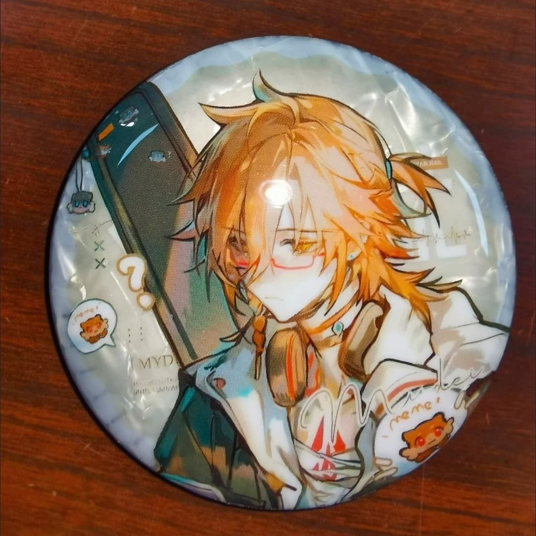 Anime Honkai: Star Rail Phainon Mydei Pasticceria Chef Spilla in metallo con glitter Distintivo Accessori per gioielli per vestiti Zaino regalo