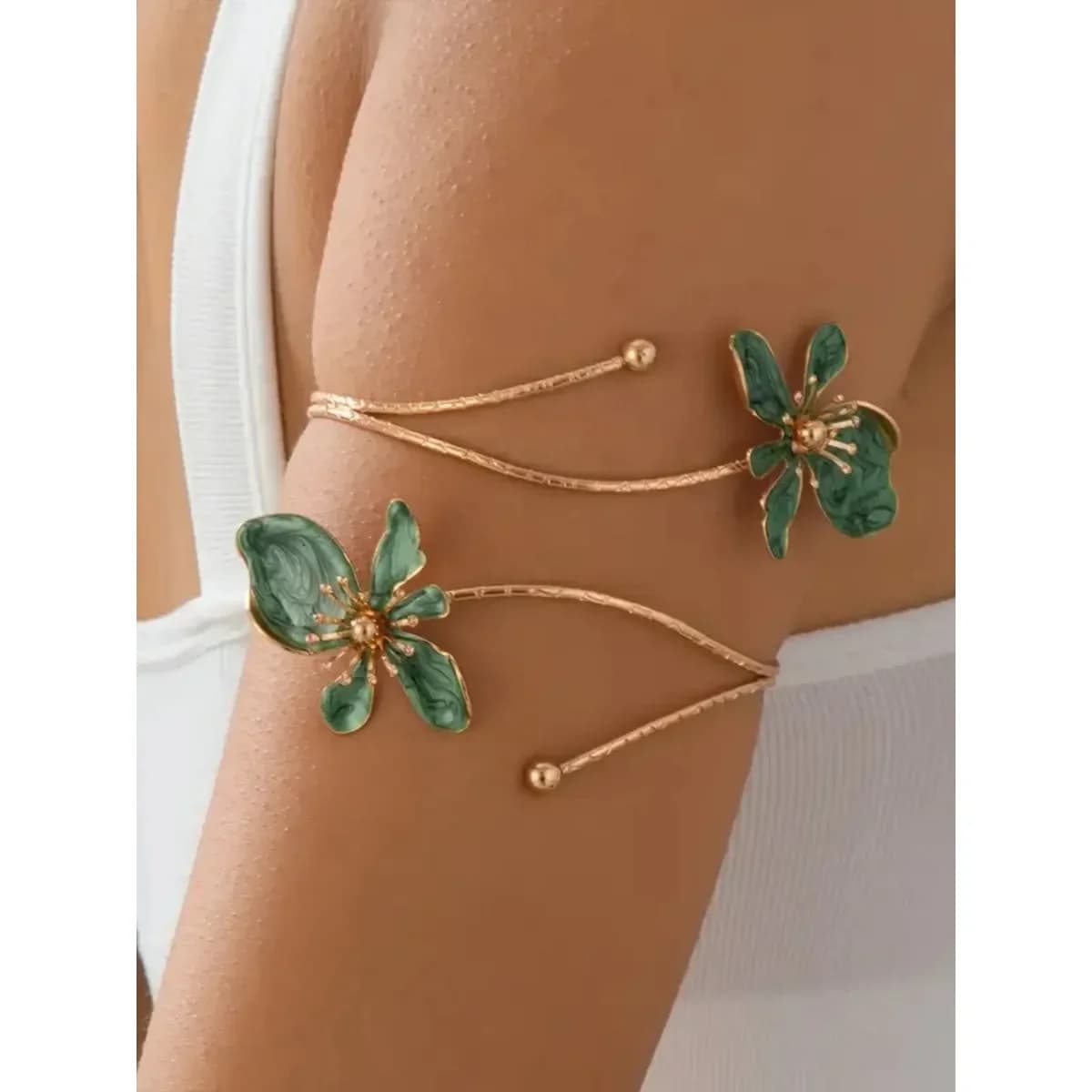 Elegante bracciale floreale traforato, design a misura regolabile, accessorio di moda trendy e versatile per lo styling quotidiano.