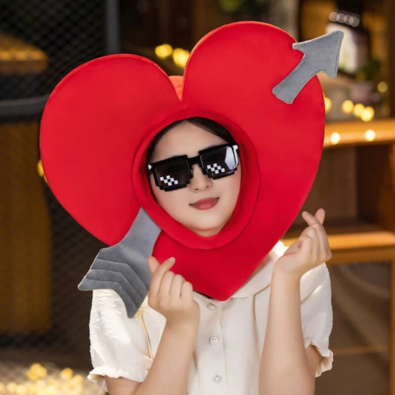 Cappello Divertente in Peluche con Cuore Traforato da Freccia, Simpatico Cappello per Dichiarazioni di San Valentino, Accessorio per Feste di Coppia
