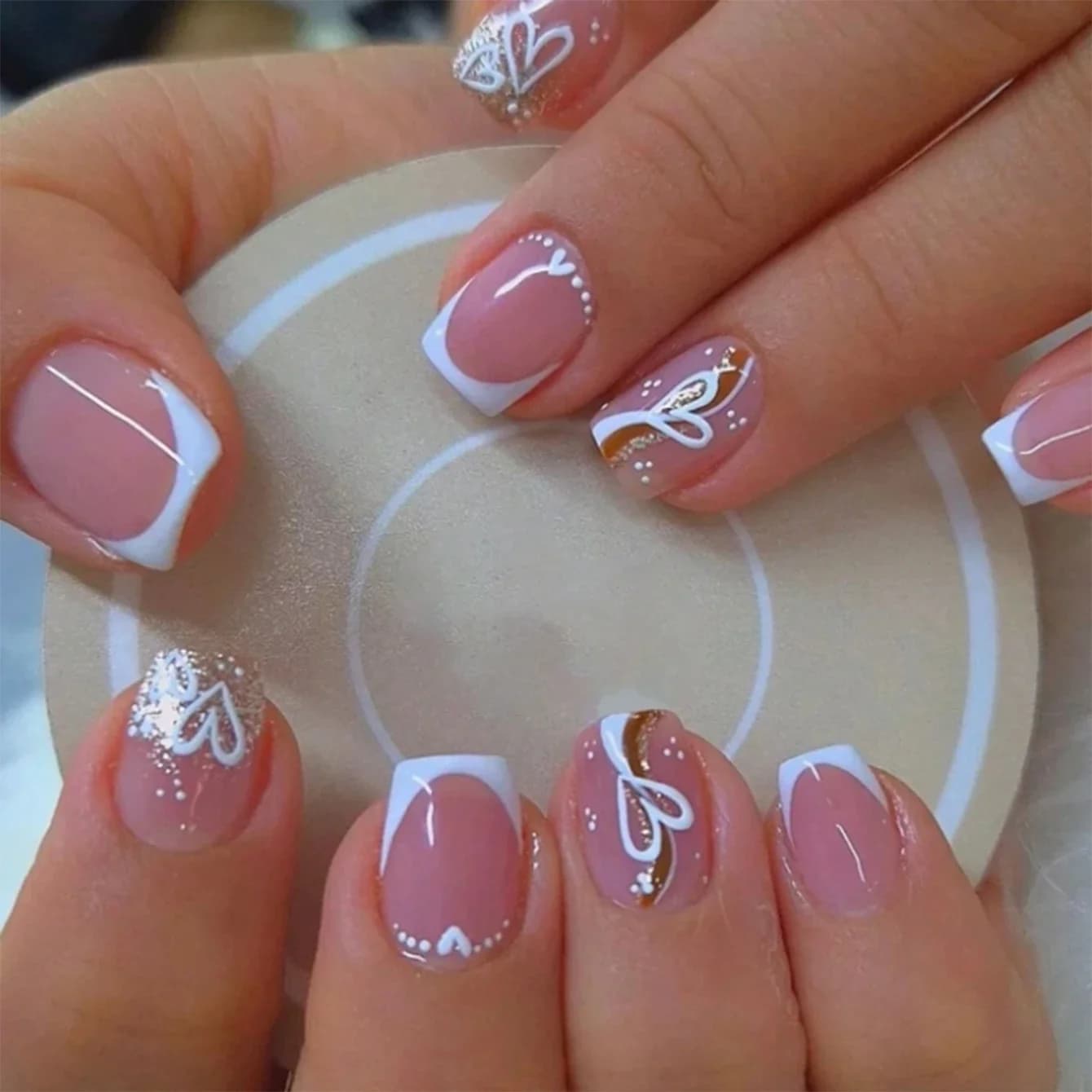 24 pieces of short pink pink square fingernails, golden lines, heart design, set of fake nails with total cover, 1 nail file and 1 nail sticker.