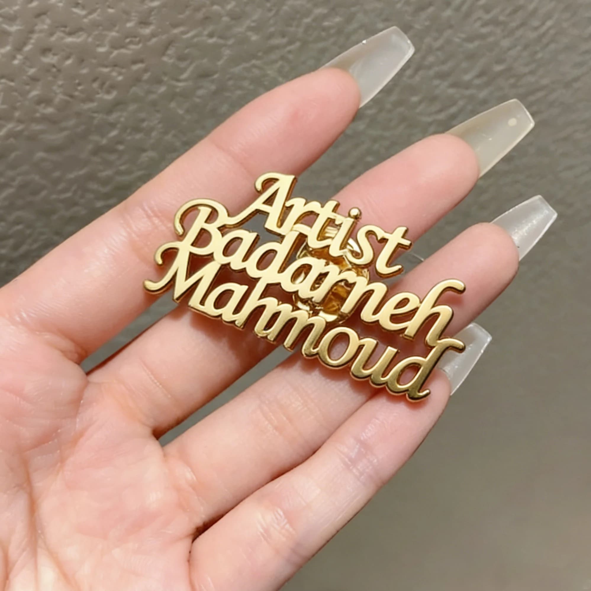 Spilla con Nome Inciso al Laser in Acciaio Inossidabile, Monogramma Personalizzato, Gioiello Personalizzato per Famiglia, Amanti, Anniversario, Regalo di Compleanno