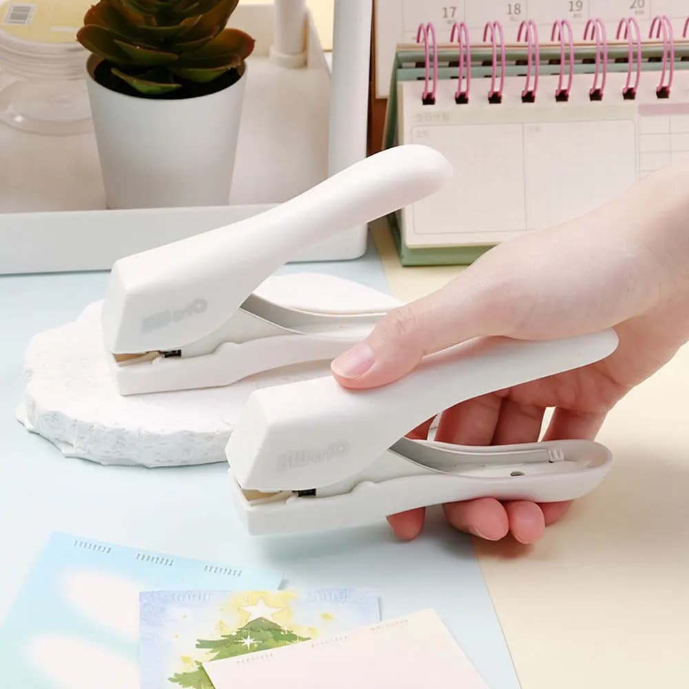 1 pack of needleless creasing stapler, paper binding tool, can print 4 sheets of paper at a time, used for document binding