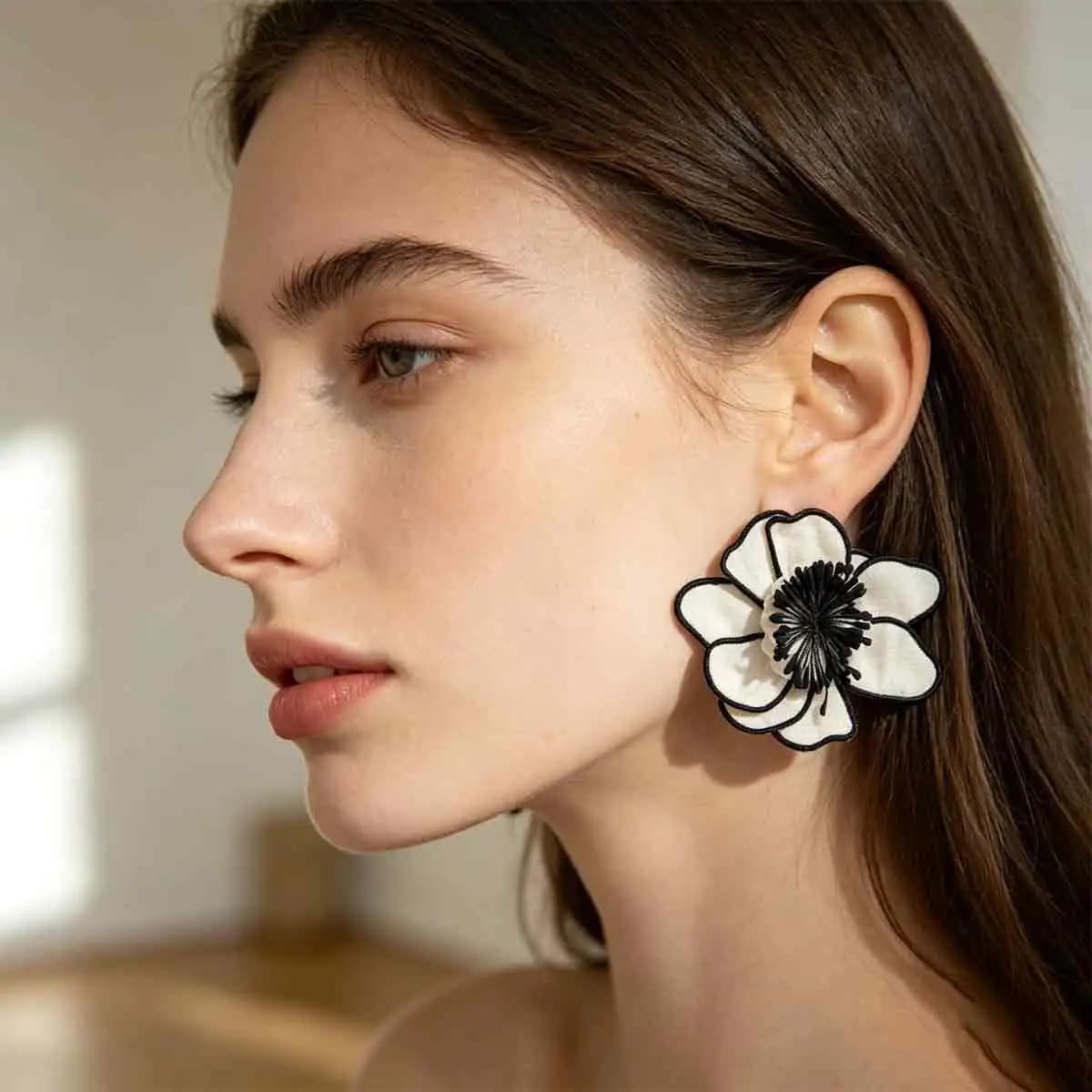 Eleganti Orecchini a Forma di Camelia, Lussuosi Orecchini a Perno con Petali Bianchi e Neri per Donne