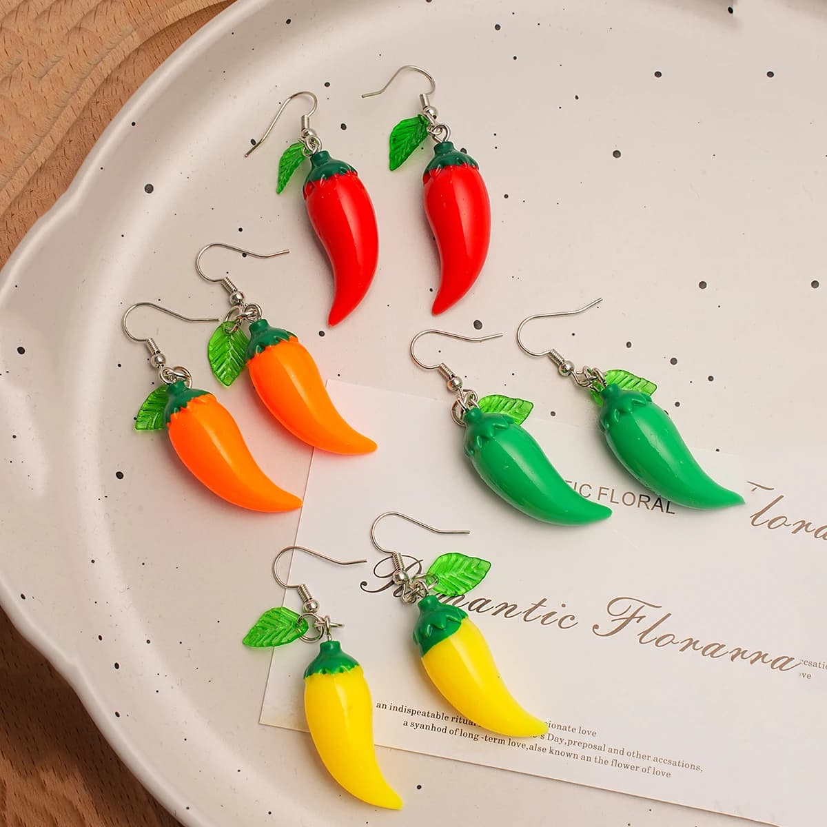 1 paio di orecchini pendenti alla moda con peperoncino rosso e foglia verde - gioielli da donna in resina stile cartone animato, adatti per abbigliamento casual
