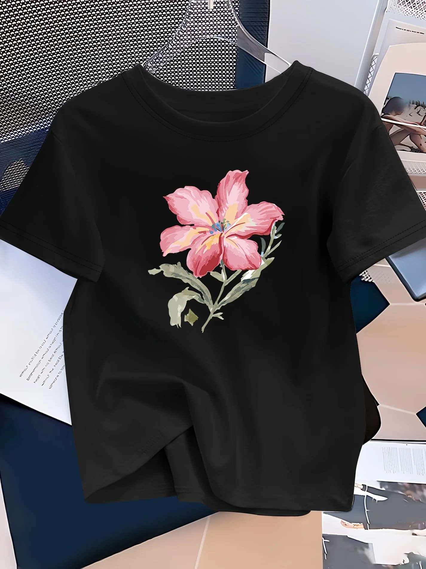 T-shirt da donna con stampa floreale bianca con fiori rosa, girocollo, top da donna per tutti i giorni, abbigliamento casual, abbigliamento da vacanza, versatile