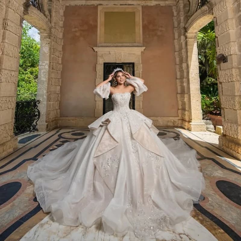 Abiti Quinceanera avorio lucido personalizzato con spalle scoperte applique in cristallo con paillettes Coda lunga Tull Vestido 15 Quinceanera