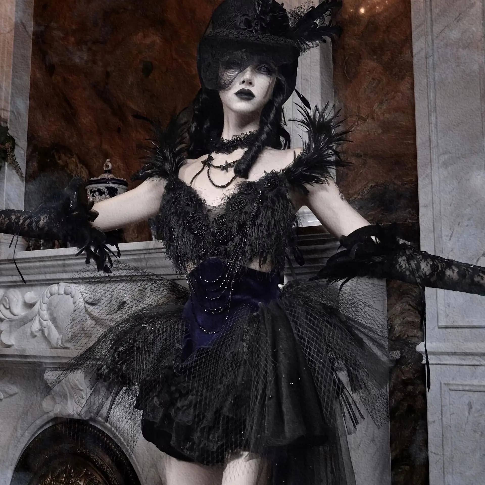 Fornitura di sangue Gotico di lusso Diamanti lucidi Piume nere Patch Sweep Tail Abito in rete Top Balletto Hollween Asimmetrico Jupe Vestido