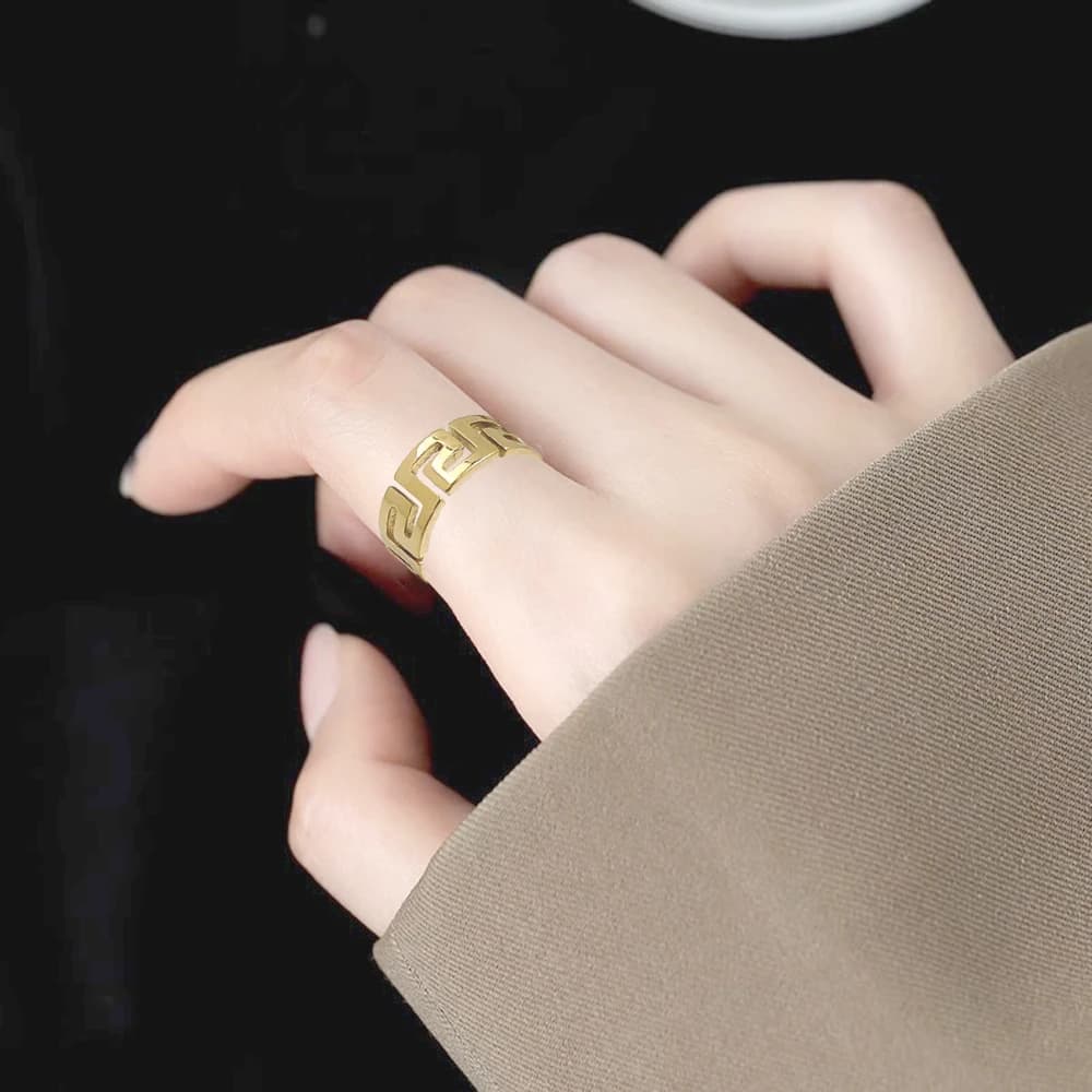 Anello in oro con motivo a retro cavo vintage Design con motivo chiave greca Anello a vento versatile per pendolarismo quotidiano di nicchia di lusso leggero