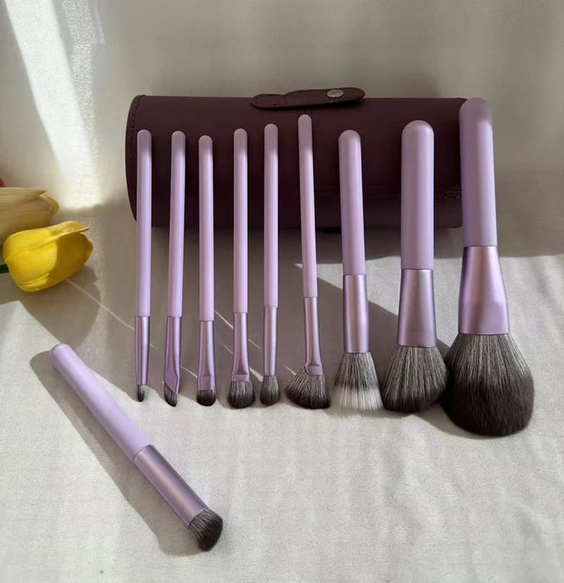 Set di pennelli per trucco viola da 10 pezzi per ombretto, fard e fondotinta, kit di strumenti per pennelli cosmetici portatili