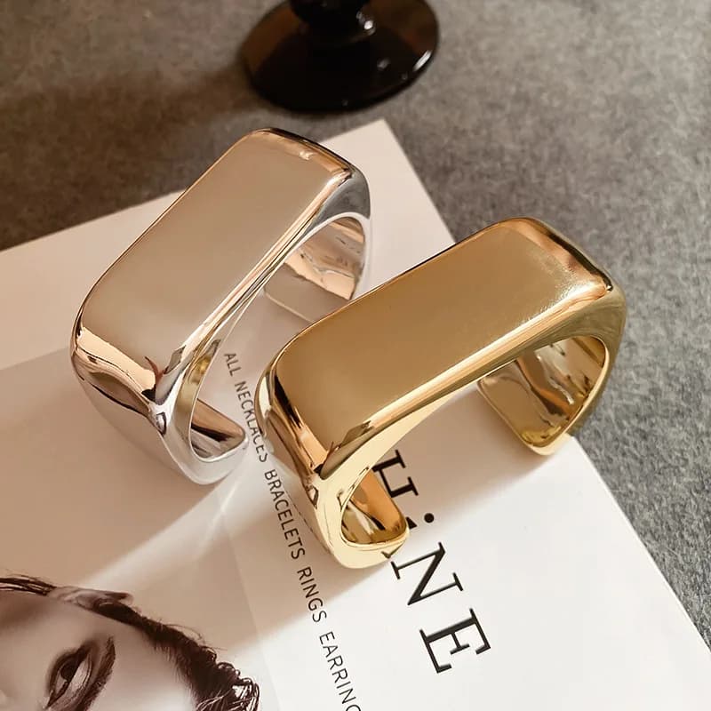 2026 New Wavy Open Bangle Exaggerated Simple Bracelet Fashion Luxury High Grade Jewelry Wholesale
