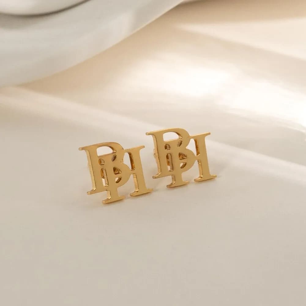 Orecchini iniziali placcati in oro alla moda 2025 Borchie con lettera AZ personalizzate Design personalizzato intrecciato per le donne