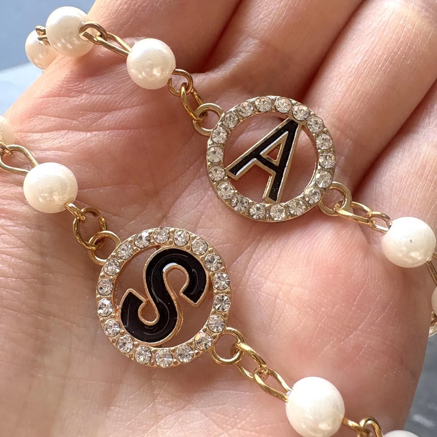 Bracciale alla Moda con Perle Dorate Imitate per Donne, Charm con Lettere Iniziali in Cristallo A S, Braccialetti con Ciondoli Alfabetici, Gioielli Portafortuna